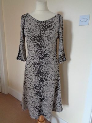 ALDO MARTINS BLACK AND BEIGE ABSTRACT PRINT SWEATER DRESS