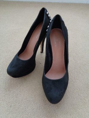 VINCE CAMUTO FOR RUSSELL & BROMLEY BLACK HIGH STUDDED COURT SHOES – SIZE 7