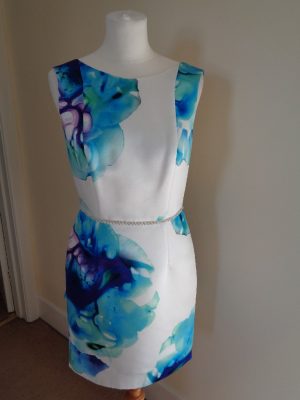 CARLA RUIZ CREAM AND BLUE ABSTRACT PRINT DRESS WITH FEATURE BACK BOW DETAIL