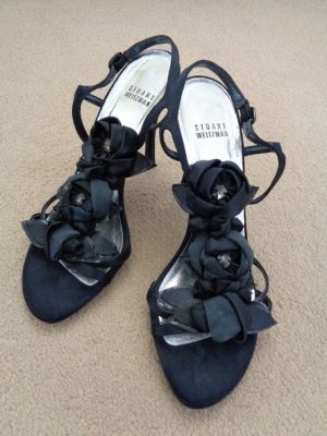 STUART WEITZMAN BLACK STRAPPY SANDALS WITH FLOWER AND BEAD DETAIL – SIZE 5