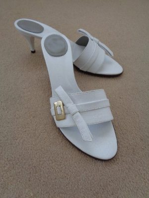 MAX MARA WHITE LEATHER SANDALS WITH GOLD BUCKLE DETAIL – SIZE 4
