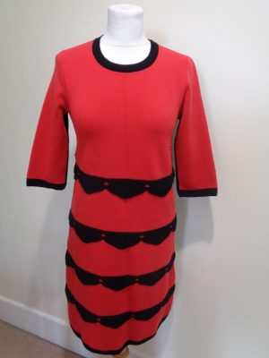 D. EXTERIOR RED AND BLACK KNITTED DRESS WITH THREE QUARTER SLEEVES