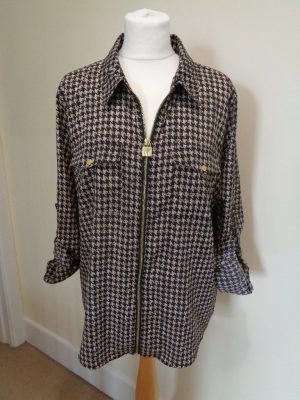 MICHAEL KORS BLACK AND BEIGE DOGTOOTH PRINT ZIPPED BLOUSE