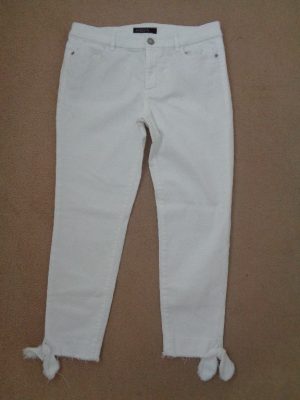 MARC CAIN WHITE CROPPED JEANS WITH BOW DETAIL – SIZE 12