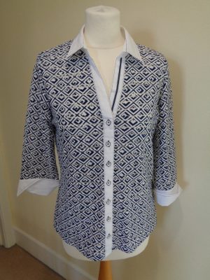 JUST WHITE BY SE BLUE AND WHITE PRINT BLOUSE