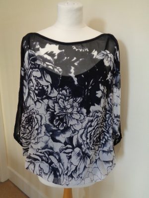 DAMSEL IN A DRESS BLACK AND WHITE FLORAL PRINT TUNIC