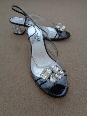 AZUREEE NULACO CLEAR SANDALS WITH CRYSTAL DETAIL AND CRYSTAL BLOCK HEEL – SIZE 5.5