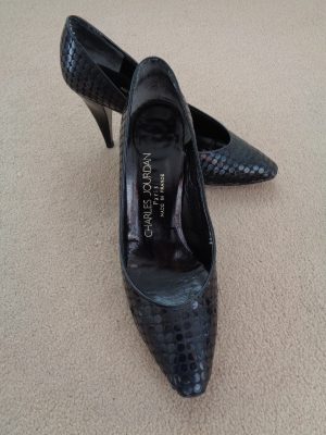 CHARLES JOURDAN BLACK LEATHER COURT SHOES WITH CIRCLE PRINT
