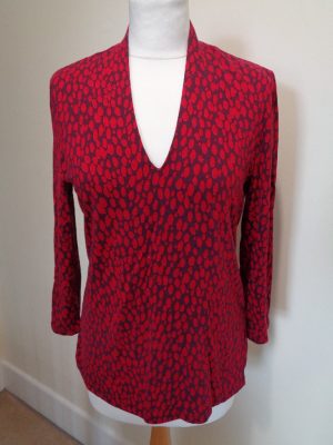 HOBBS PURPLE AND RED PRINT V NECK TOP