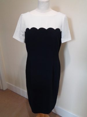 HOBBS NAVY BLUE AND CREAM SHORT SLEEVE DRESS WITH SCALLOPED TRIM DETAIL