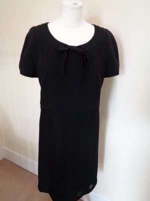 WEILL BRAND NEW BLACK SHIFT DRESS WITH BOW DETAIL AND RIBBED SKIRT