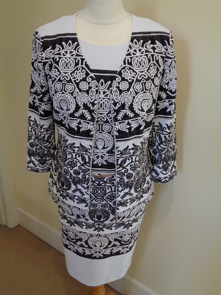 FRANK LYMAN BLACK AND WHITE PRINT DRESS SUIT WITH ZIPPED JACKET